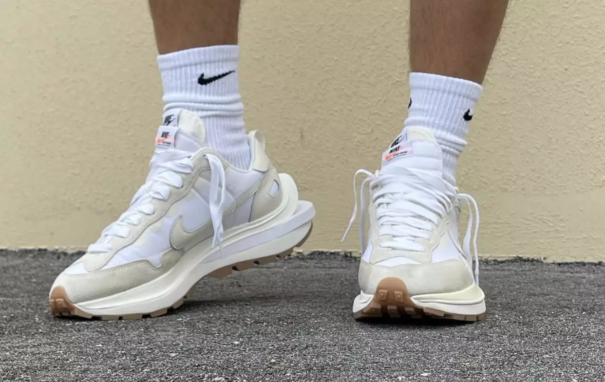 Sacai Nike VaporWaffle White Sail Gum Data de lançamento nos pés