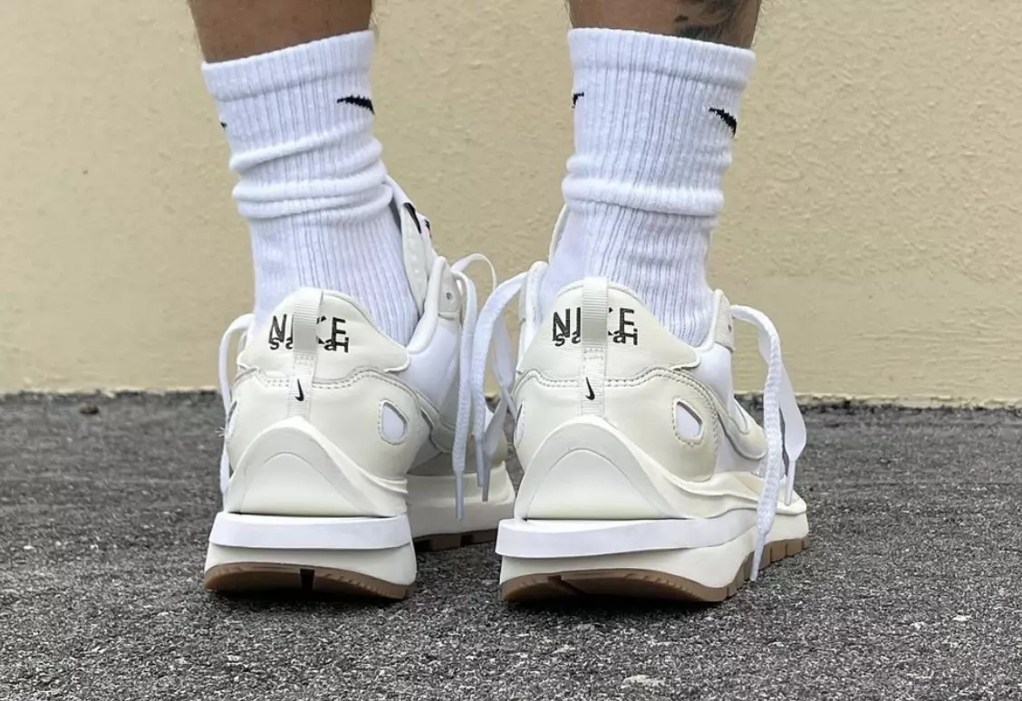 Sacai Nike VaporWaffle White Sail Gum تاريخ الإصدار على القدمين