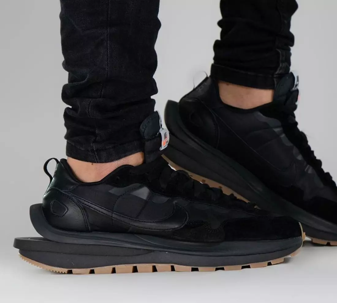 Sacai Nike VaporWaffle Off Noir DD1875-001 Tanggal Rilis On-Feet