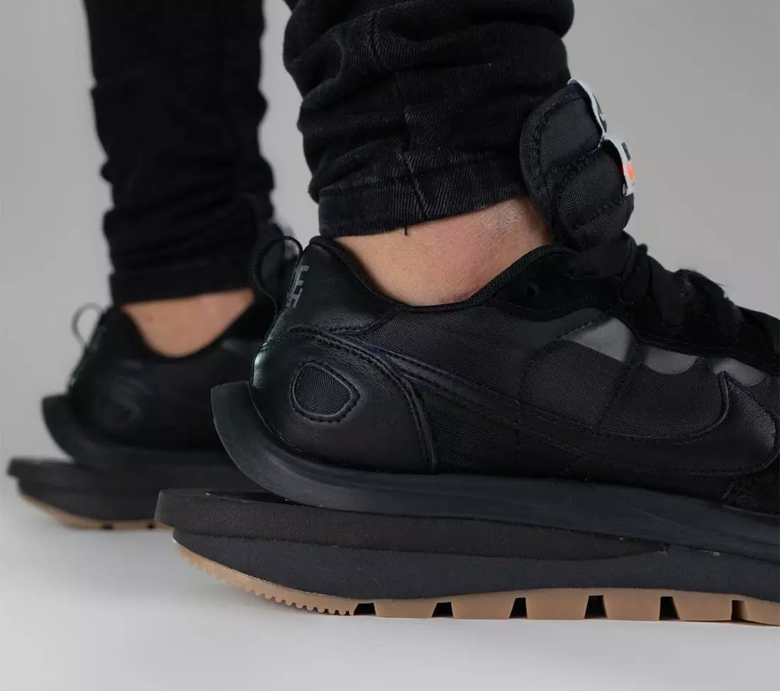 Sacai Nike VaporWaffle Off Noir DD1875-001 Utgivelsesdato på føttene