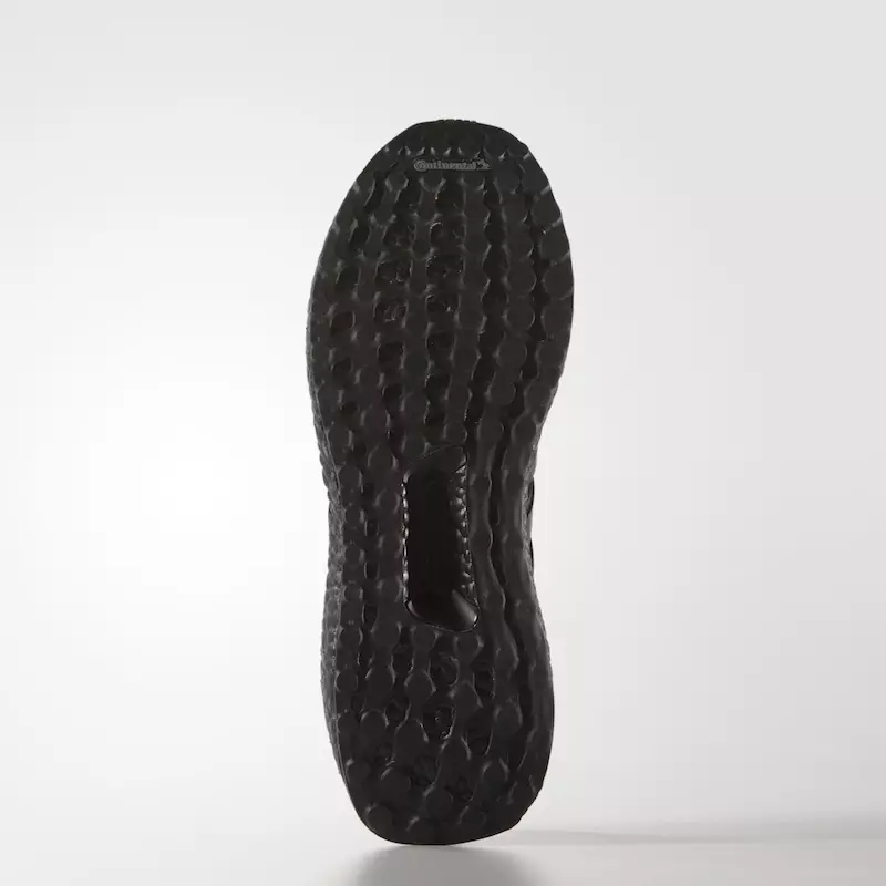 Treisiú Ultra adidas Dubh Triple