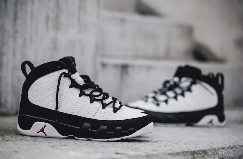 Yra „Air Jordan 9 OG Space Jam“.