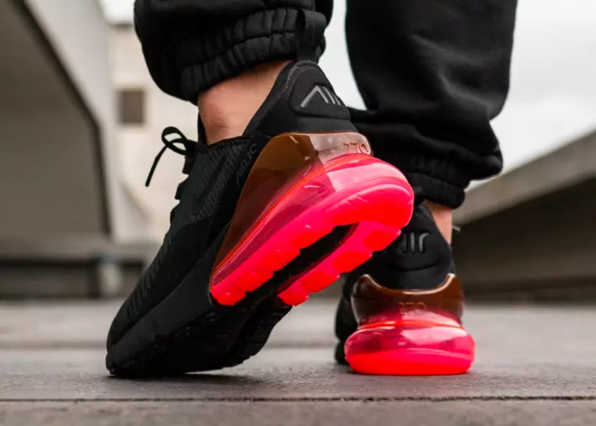 Nike Air Max 270 Hot Punch AH8050-010 на ногах