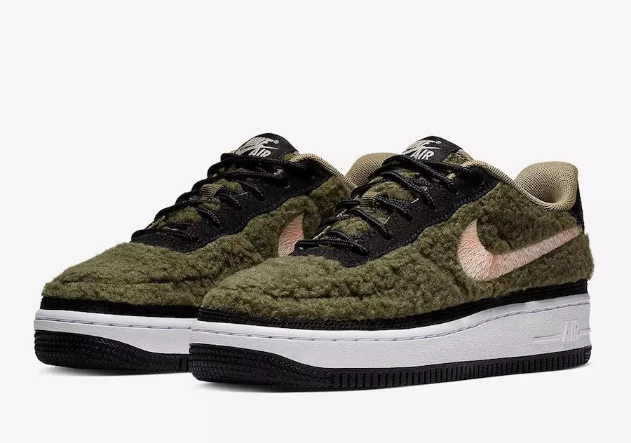 La piel de oveja sintética añade calidez a las Nike Air Force 1