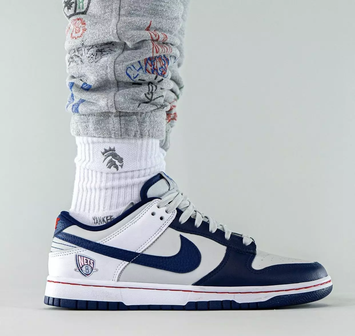 NBA Nike Dunk Low Brooklyn Nets DD3363-001 izlaišanas datums uz kājām