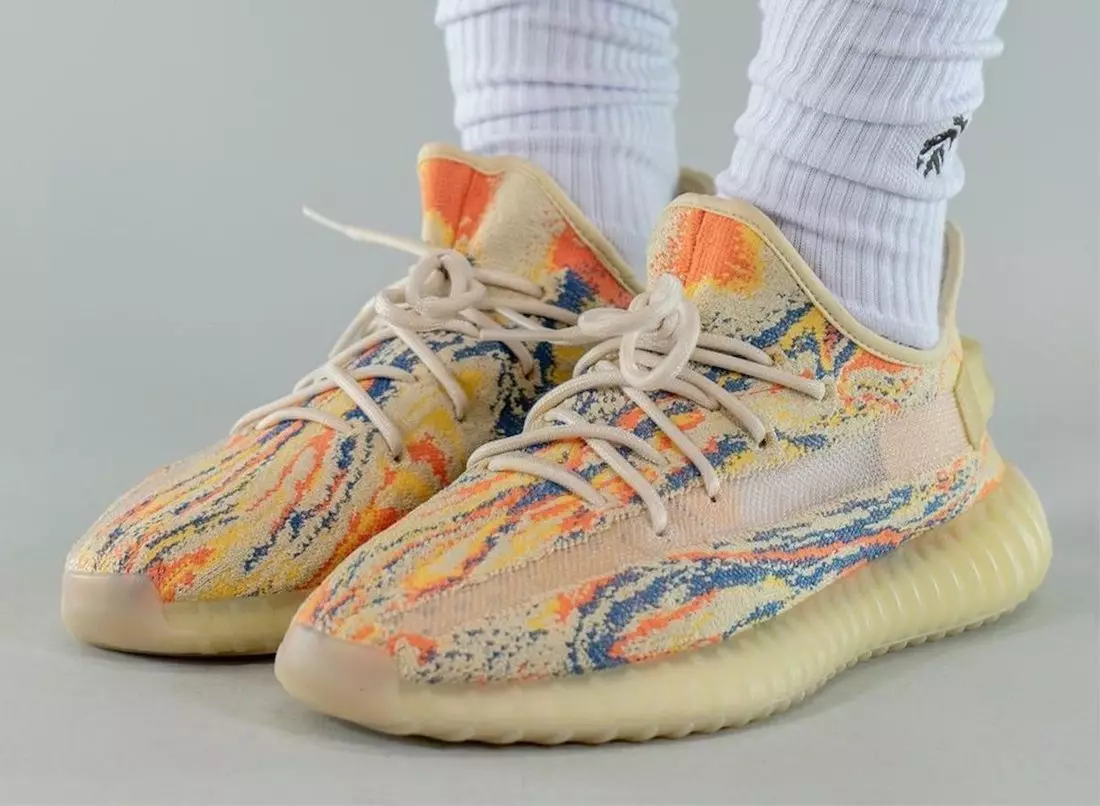 adidas Yeezy Boost 350 V2 MX Oat дар пойҳои