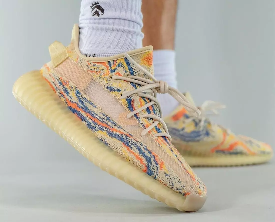 אַדידאַס Yeezy Boost 350 V2 MX אָוט מעלדונג טאָג אויף די פֿיס