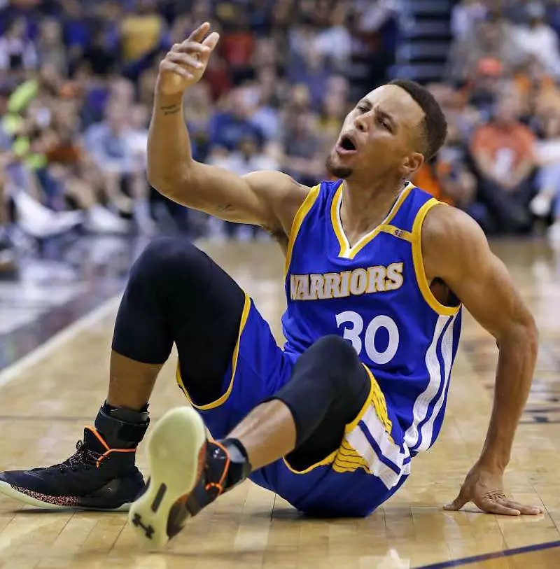 Taħt l-Armor Curry 3 Lights Out Halloween