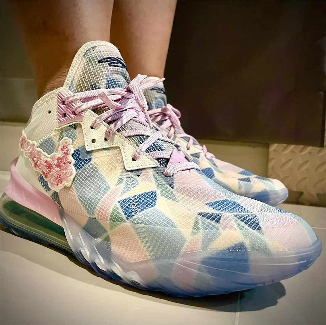 atmos Nike LeBron 18 Dáta Eisiúna Sakura Íseal