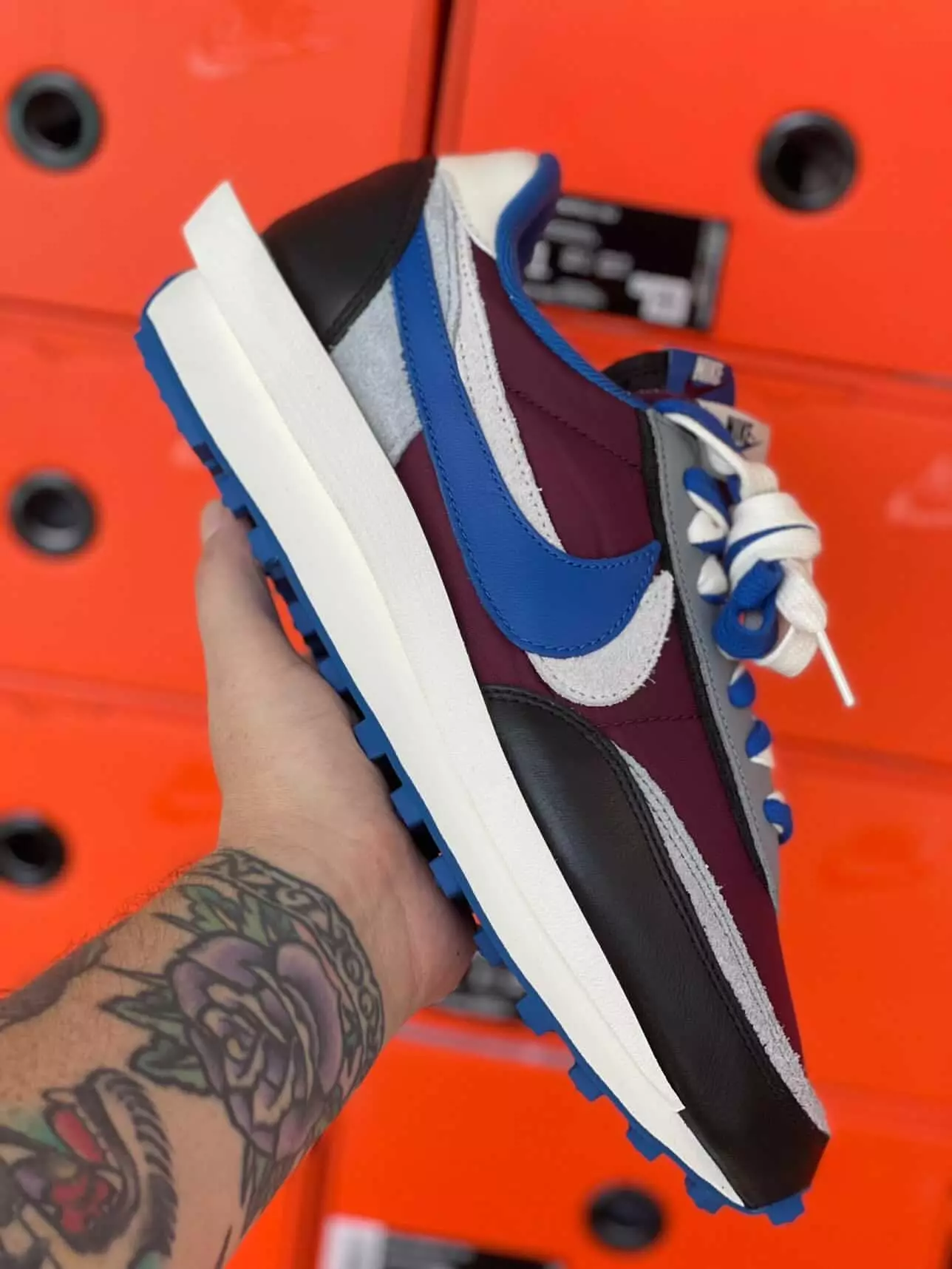 Датум на издавање прикриен Sacai Nike LDWaffle Night Maroon DJ4877-600