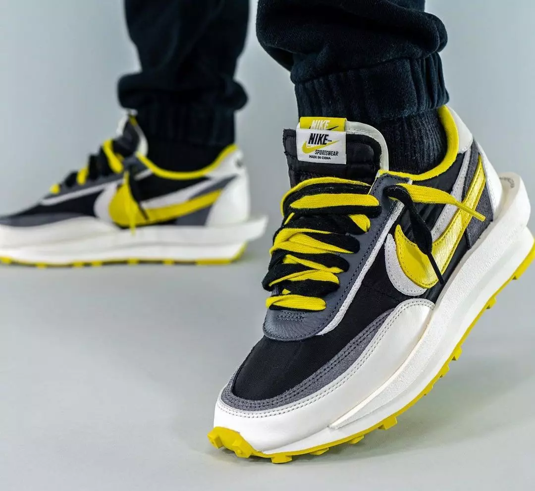 Menyamar Sacai Nike LDWaffle Bright Citron DJ4877-001 Atas Kaki