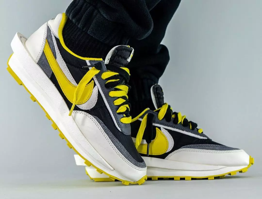 Undercover Sacai Nike LDWaffle Bright Citron DJ4877-001 Aan de voeten