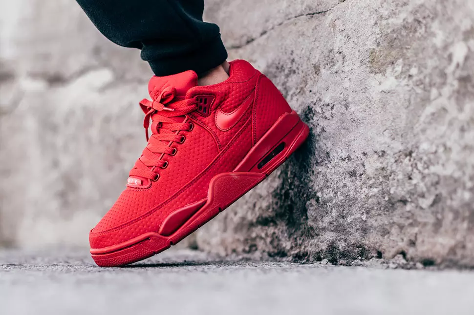 Nike Flight Squad University Red October em pé