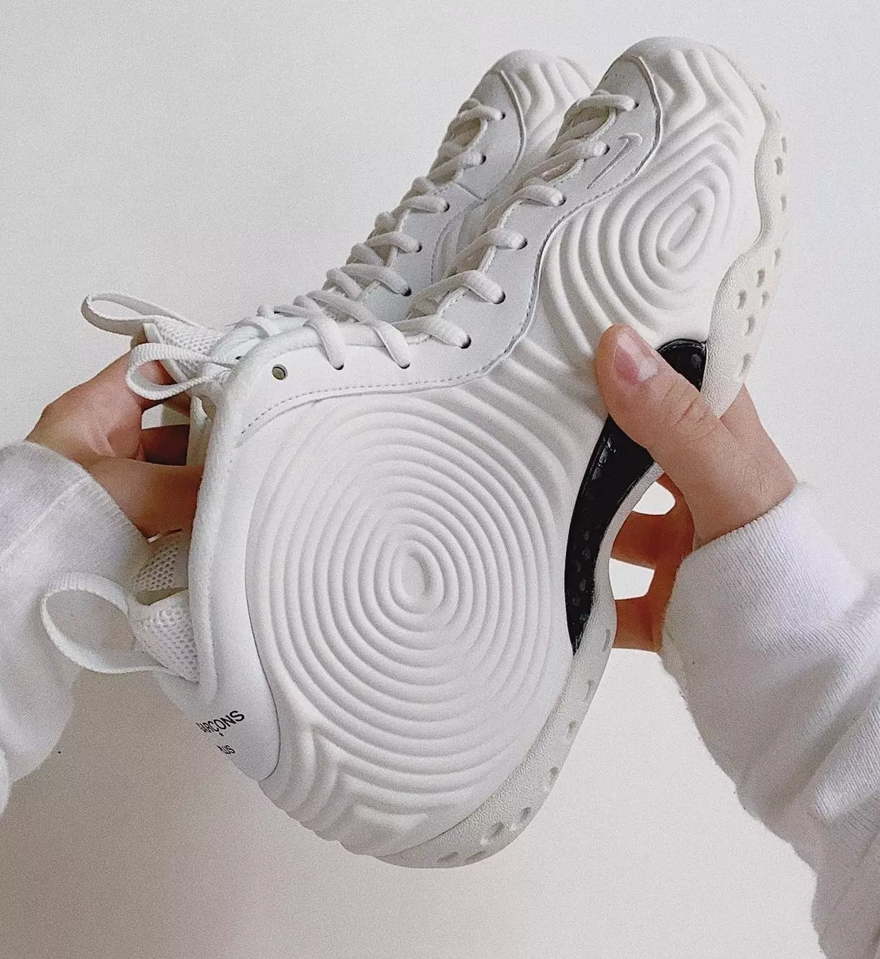 CDG Nike Air Foamposite One White Datum vydání