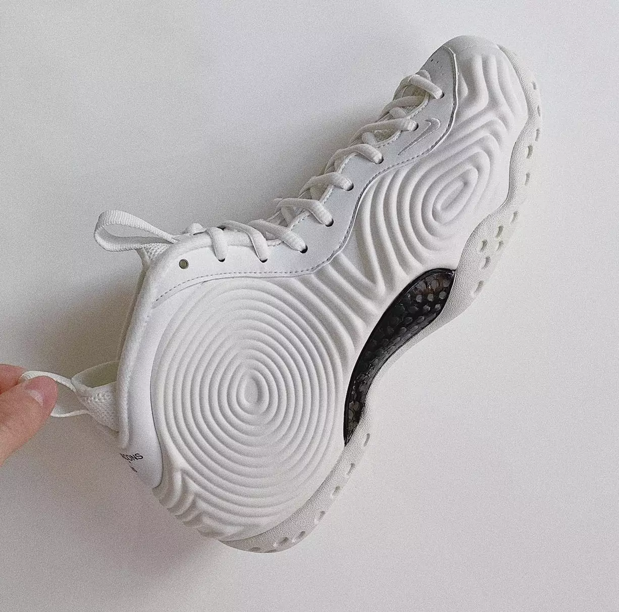 CDG Nike Air Foamposite One White väljalaskekuupäev