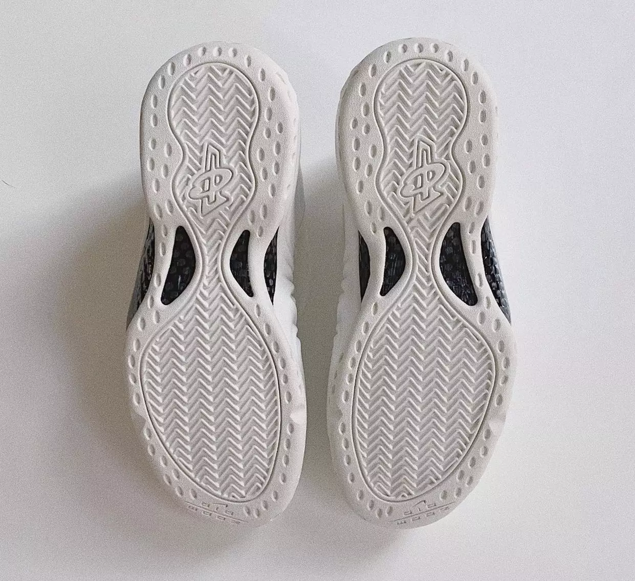 CDG Nike Air Foamposite One White Data lansării