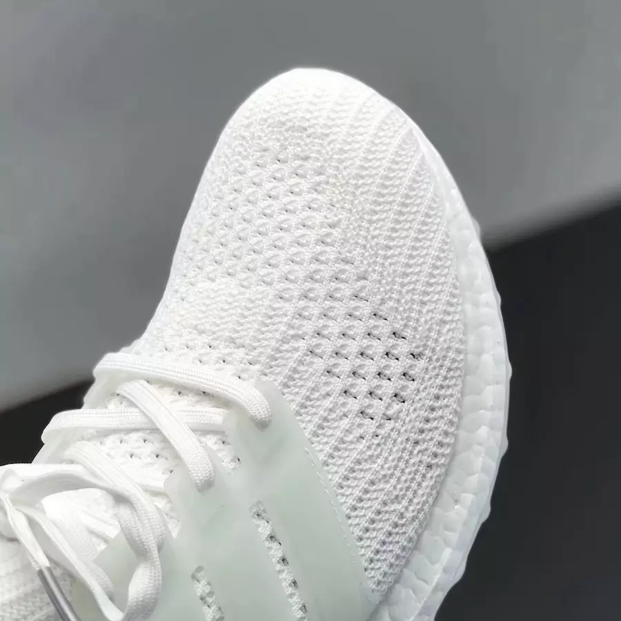 Дурахш дар торикӣ adidas Ultra Boost 4.0