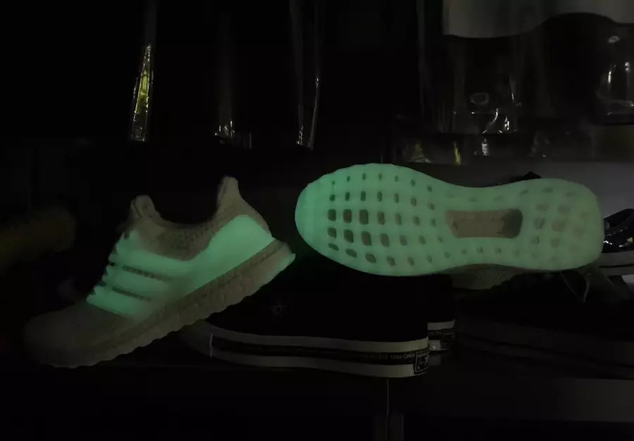 adidas Ultra Boost 4.0 Glow дар торикӣ