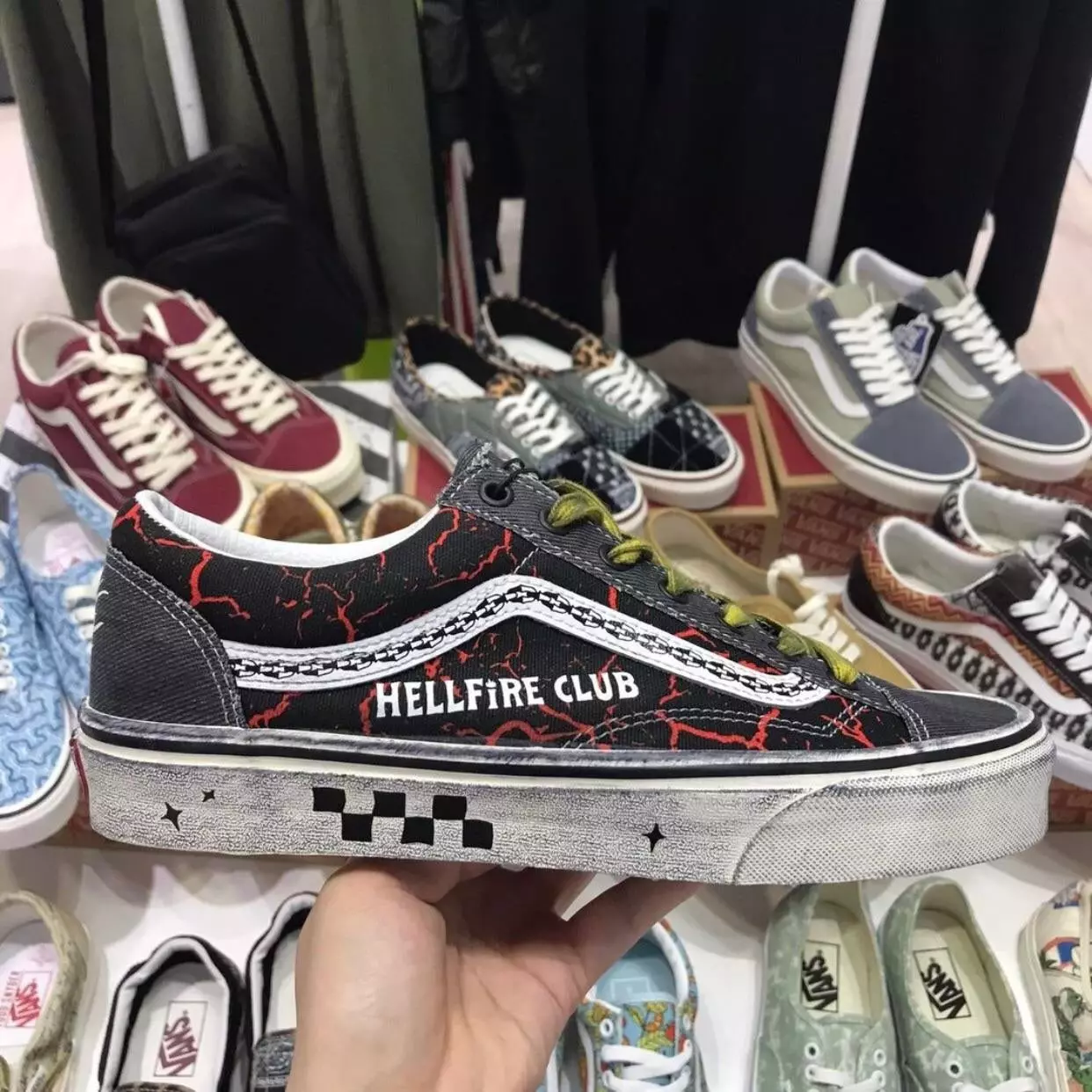 Датум на објавување на Stranger Things Vans Old Skool Hellfire Club