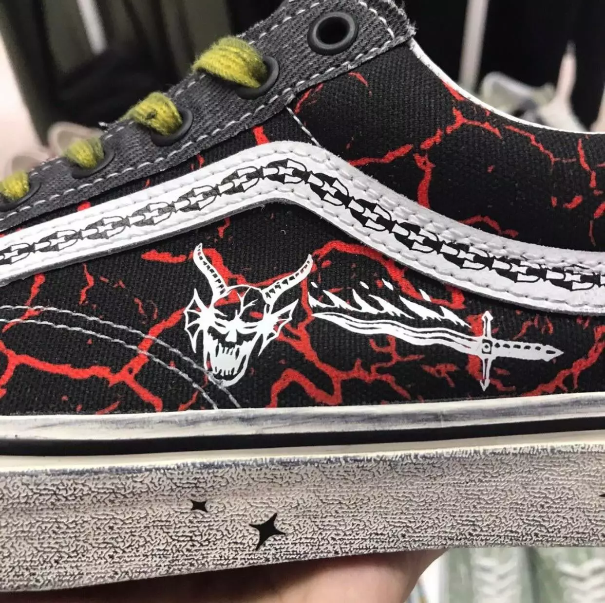 Stranger Things Vans Old Skool Hellfire Club Date de sortie