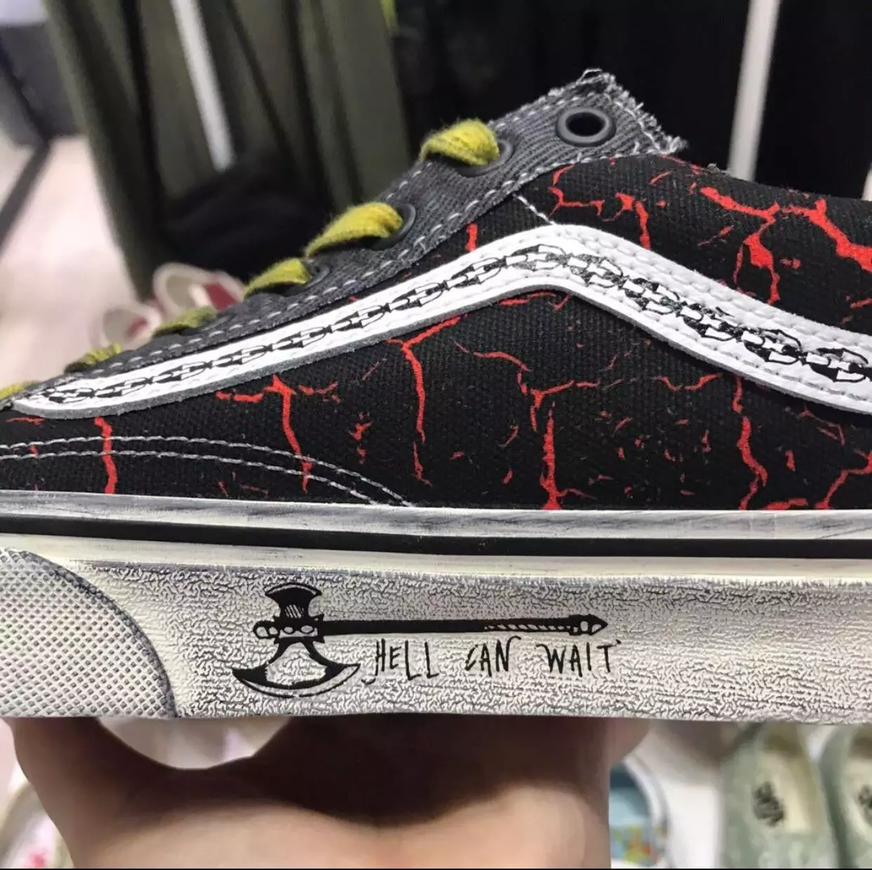 Датум на објавување на Stranger Things Vans Old Skool Hellfire Club