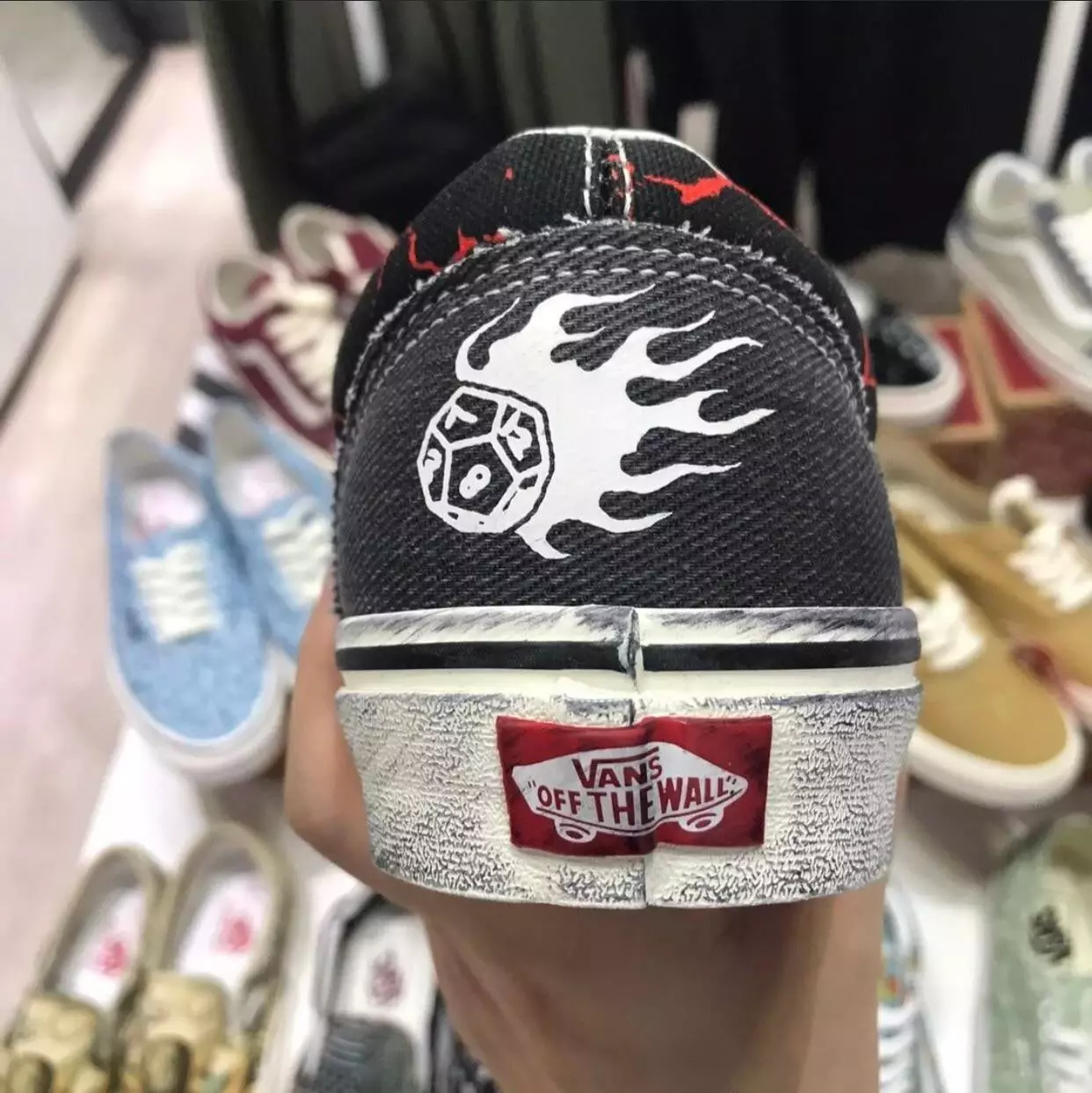 Датум на објавување на Stranger Things Vans Old Skool Hellfire Club