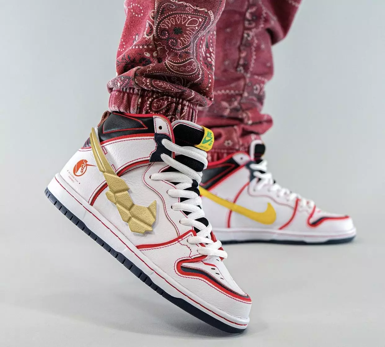 تاريخ الإصدار Gundam Nike SB Dunk High DH7717-100