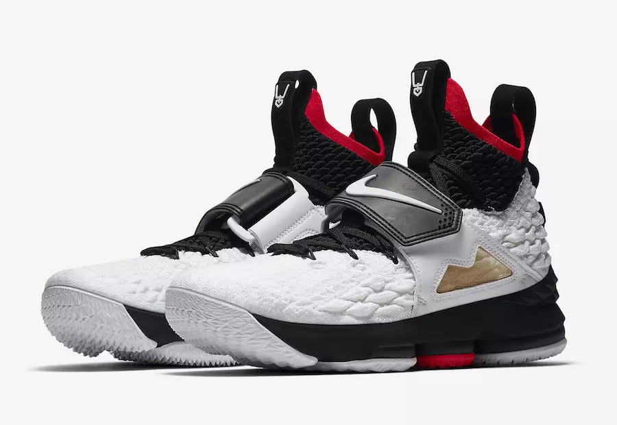 Nike LeBron 15 Diamond Turf LeBron Püşkatma mərasiminə baxın