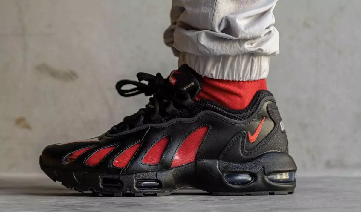 Supreme Nike Air Max 96 Schwarz Rot CV7652-002 On-Feet