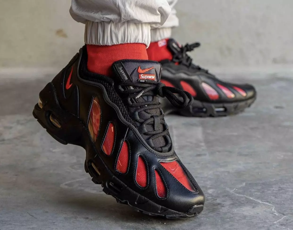 Supreme Nike Air Max 96 Schwarz Rot CV7652-002 On-Feet