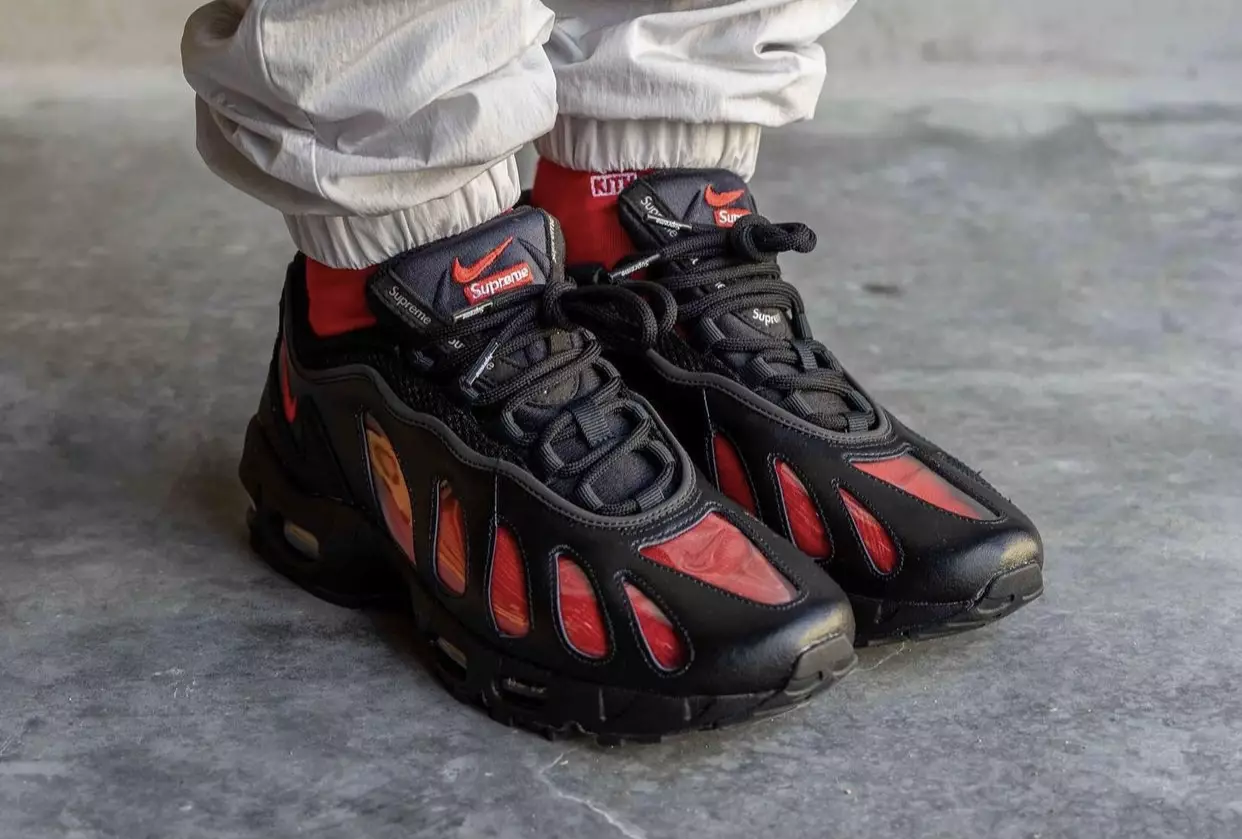 Supreme Nike Air Max 96 Schwarz Rot CV7652-002 On-Feet