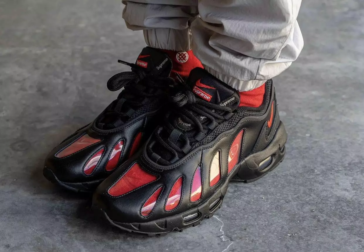 Supreme Nike Air Max 96 Schwarz Rot CV7652-002 On-Feet