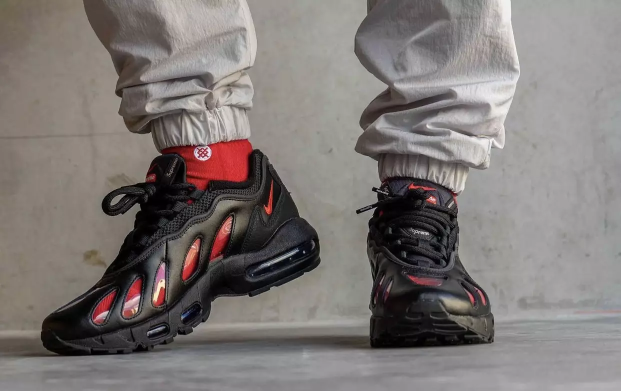 Supreme Nike Air Max 96 Schwarz Rot CV7652-002 On-Feet