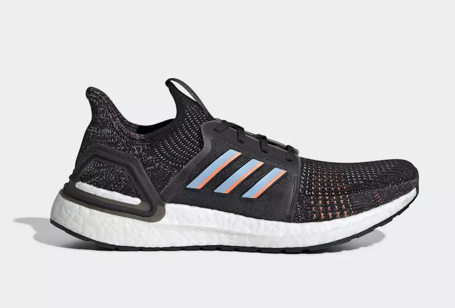 Ein schwarzer adidas Ultra Boost 2019 mit leuchtend blauen und korallenroten Akzenten