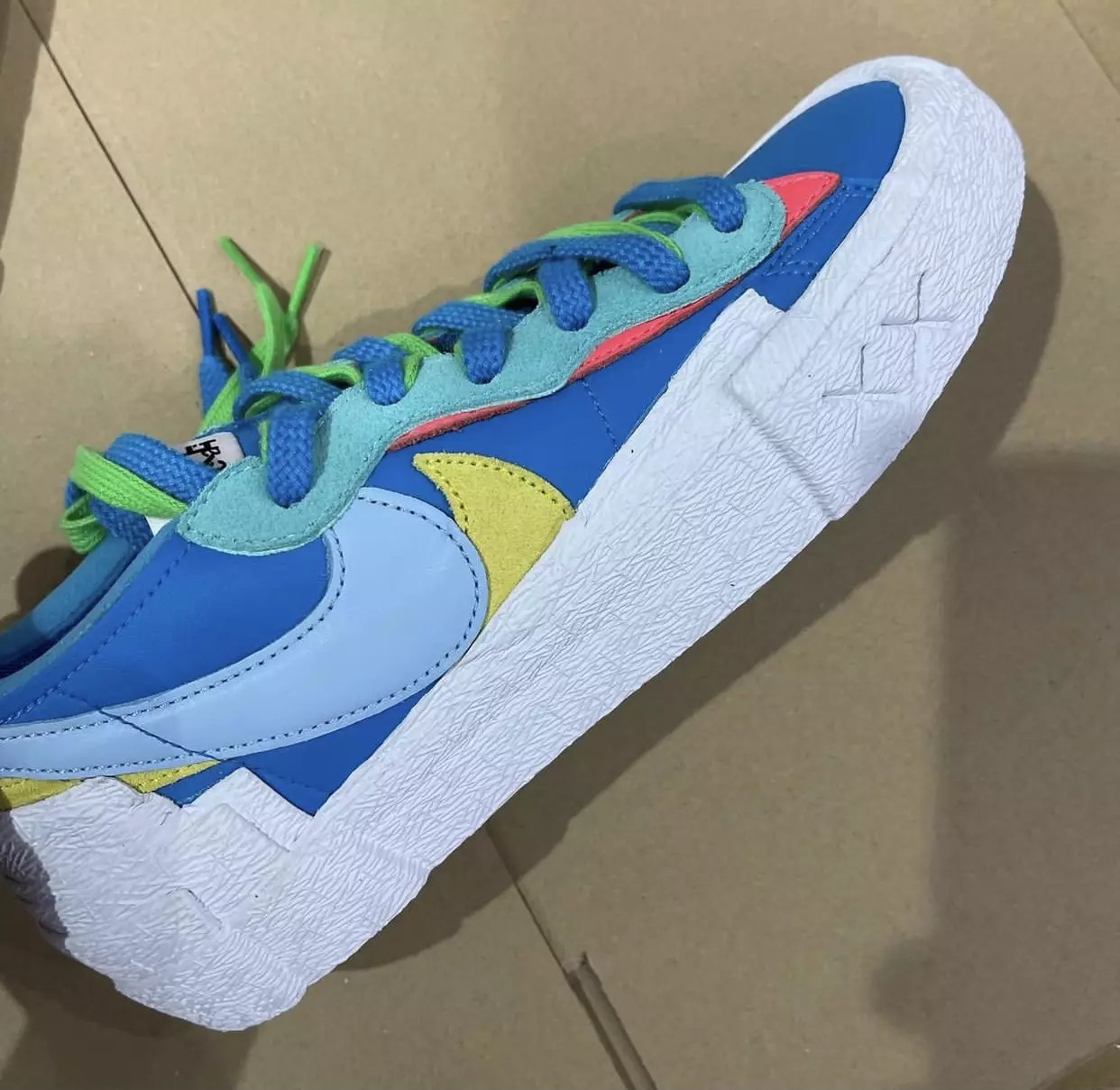 Kaws Sacai Nike Blazer Praghas Dáta Eisiúna Íseal