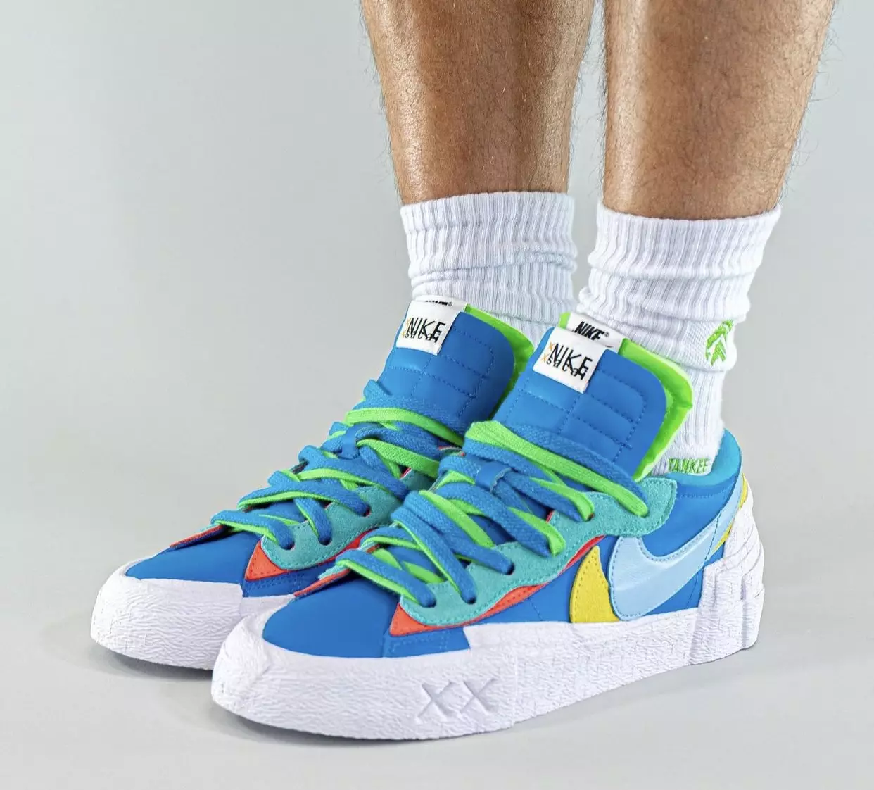 Kaws Sacai Nike Blazer Low DM7901-400 På føttene