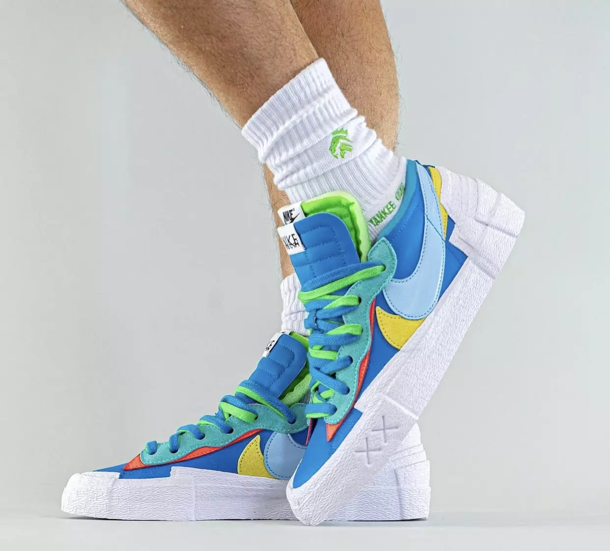 Kaws Sacai Nike Blazer Low DM7901-400 På føttene