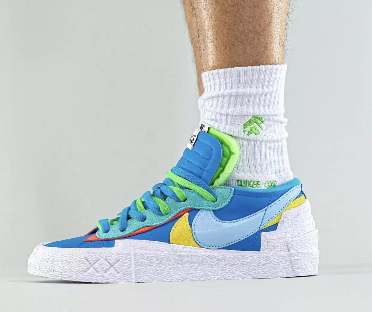 Kaws Sacai Nike Blazer Low DM7901-400 Auf den Füßen