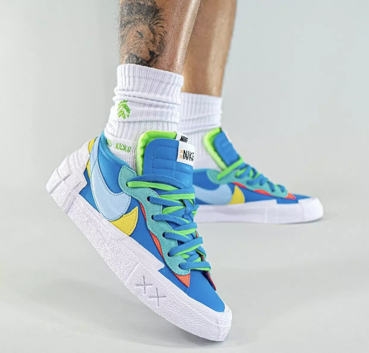 Kaws Sacai Nike Blazer Low DM7901-400 në këmbë