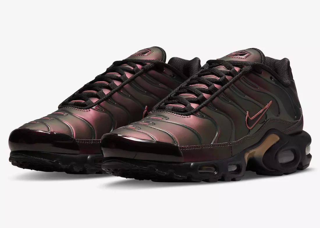 Nike Air Max Plus zabalené v metalické mědi