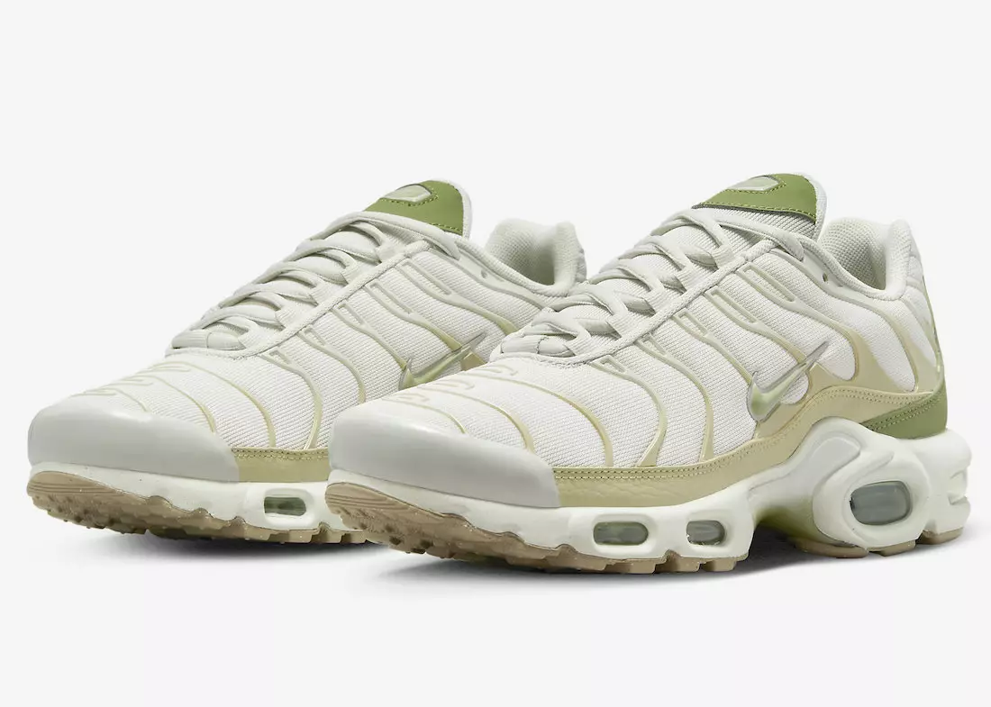 Nike Air Max Plus występuje w odcieniach beżu i oliwki