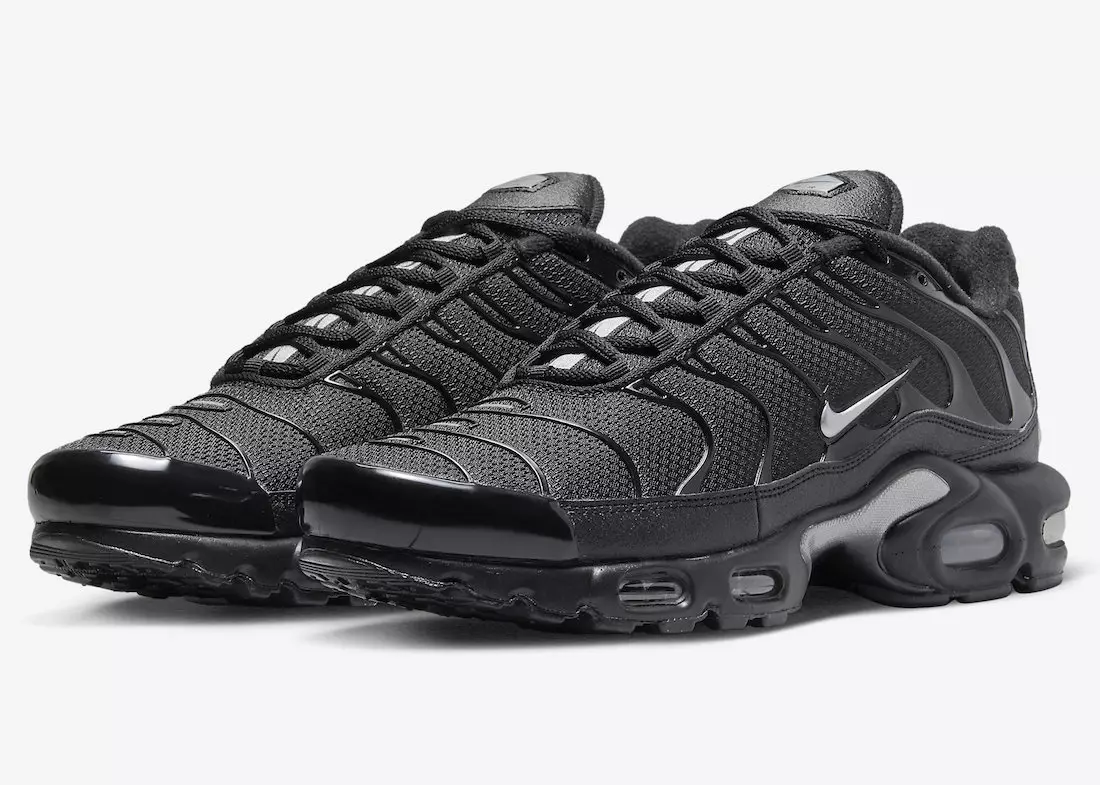 Popolnoma črne Nike Air Max Plus z mini srebrnimi čevlji