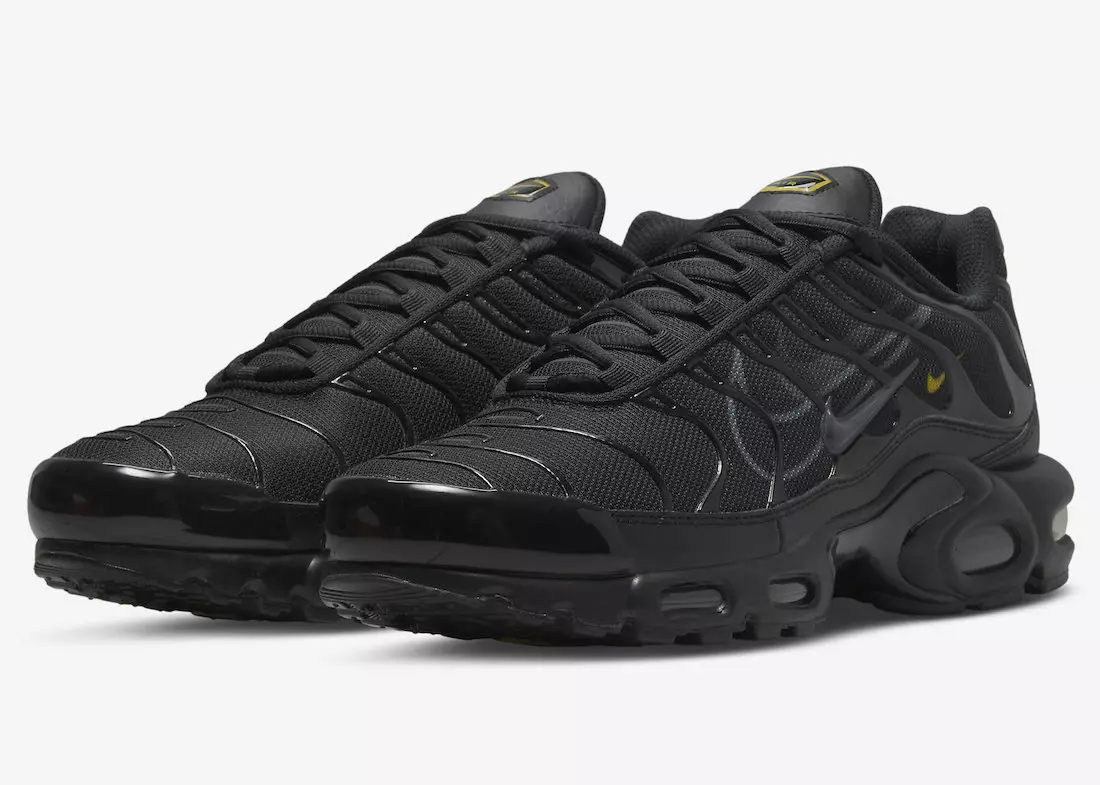 Helsvart Nike Air Max Plus kommer med flere Swooshes