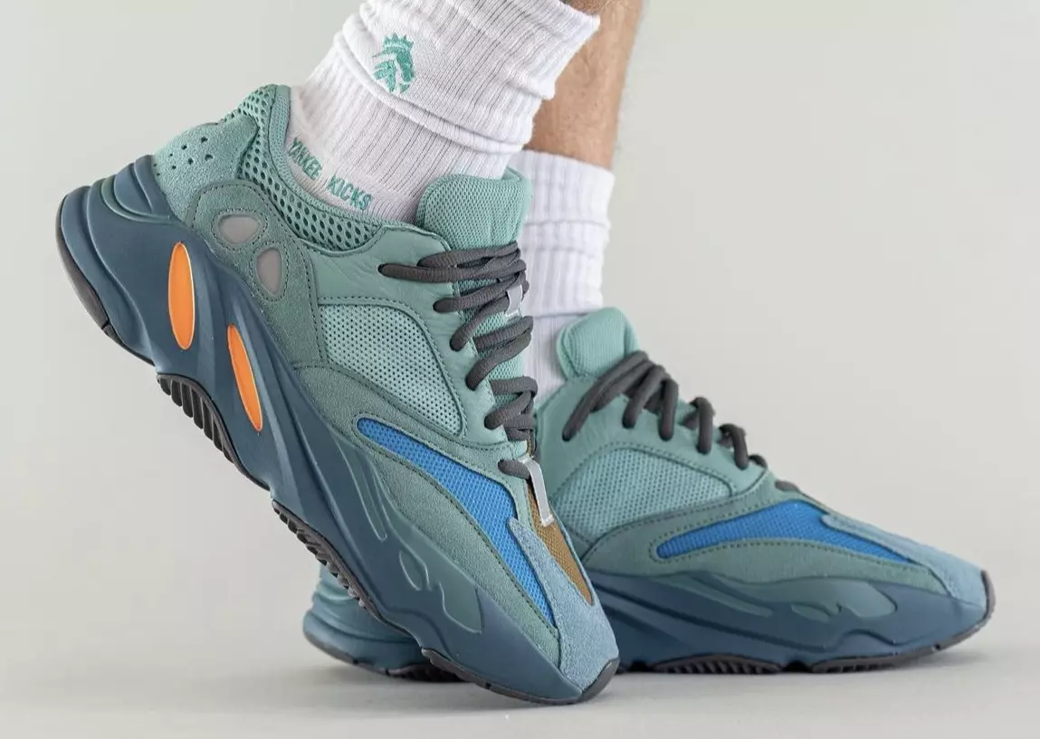 Kaip Adidas Yeezy Boost 700 „Faded Azure“ atrodo ant kojų