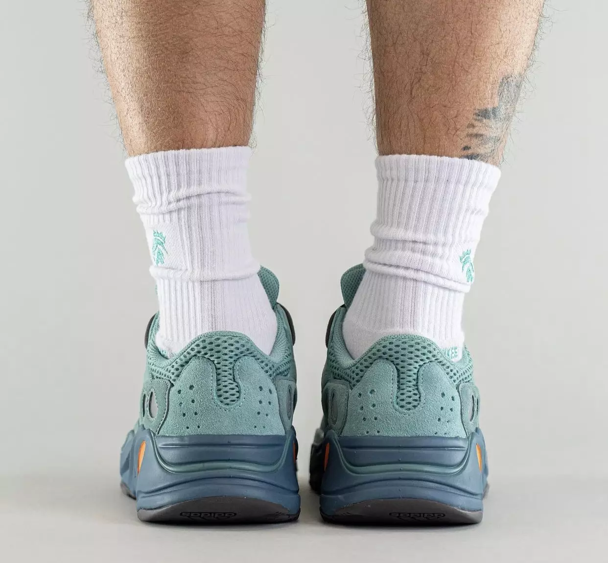 Adidas Yeezy Boost 700 izbalējis Azure GZ2002 izlaišanas datums uz kājām