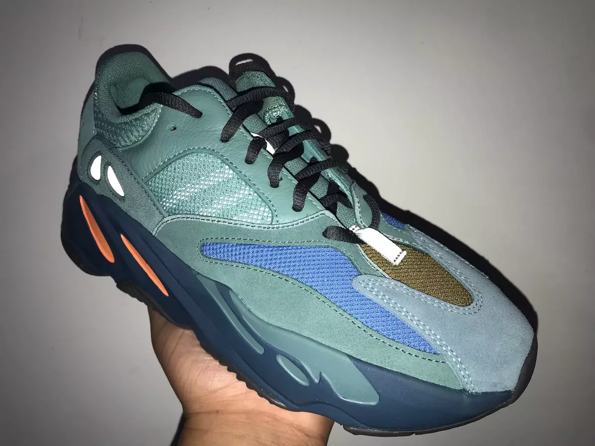 أديداس Yeezy Boost 700 تاريخ إصدار أزور الباهت