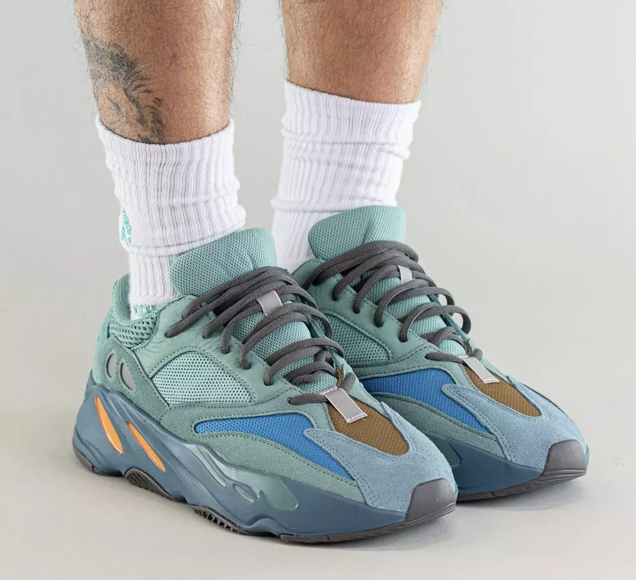 Adidas Yeezy Boost 700 izbalējis Azure GZ2002 izlaišanas datums uz kājām