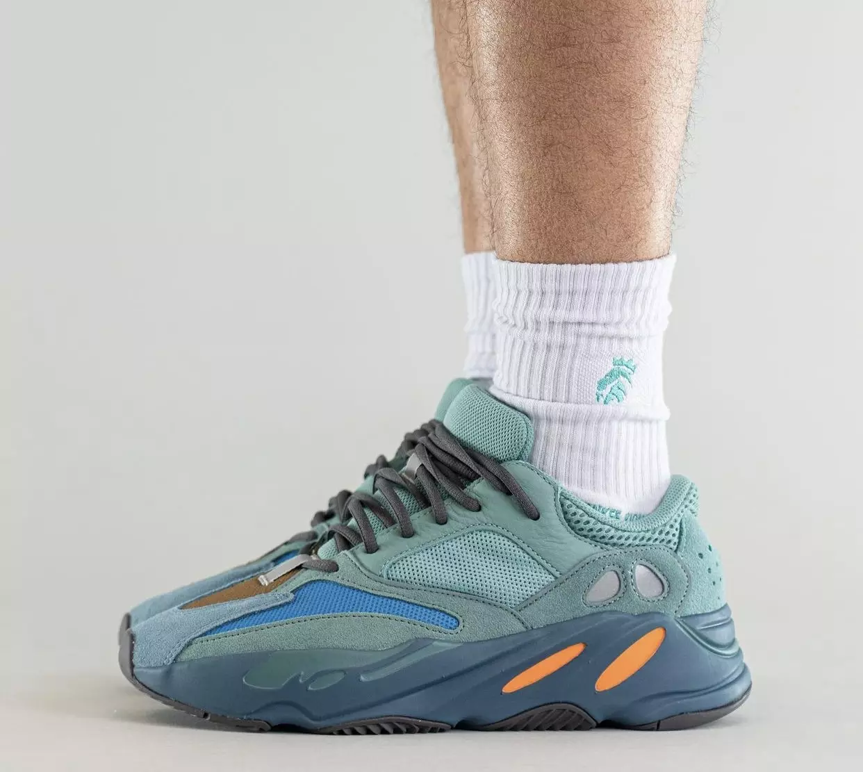 adidas Yeezy Boost 700 Faded Azure GZ2002 Datum vydání na nohou