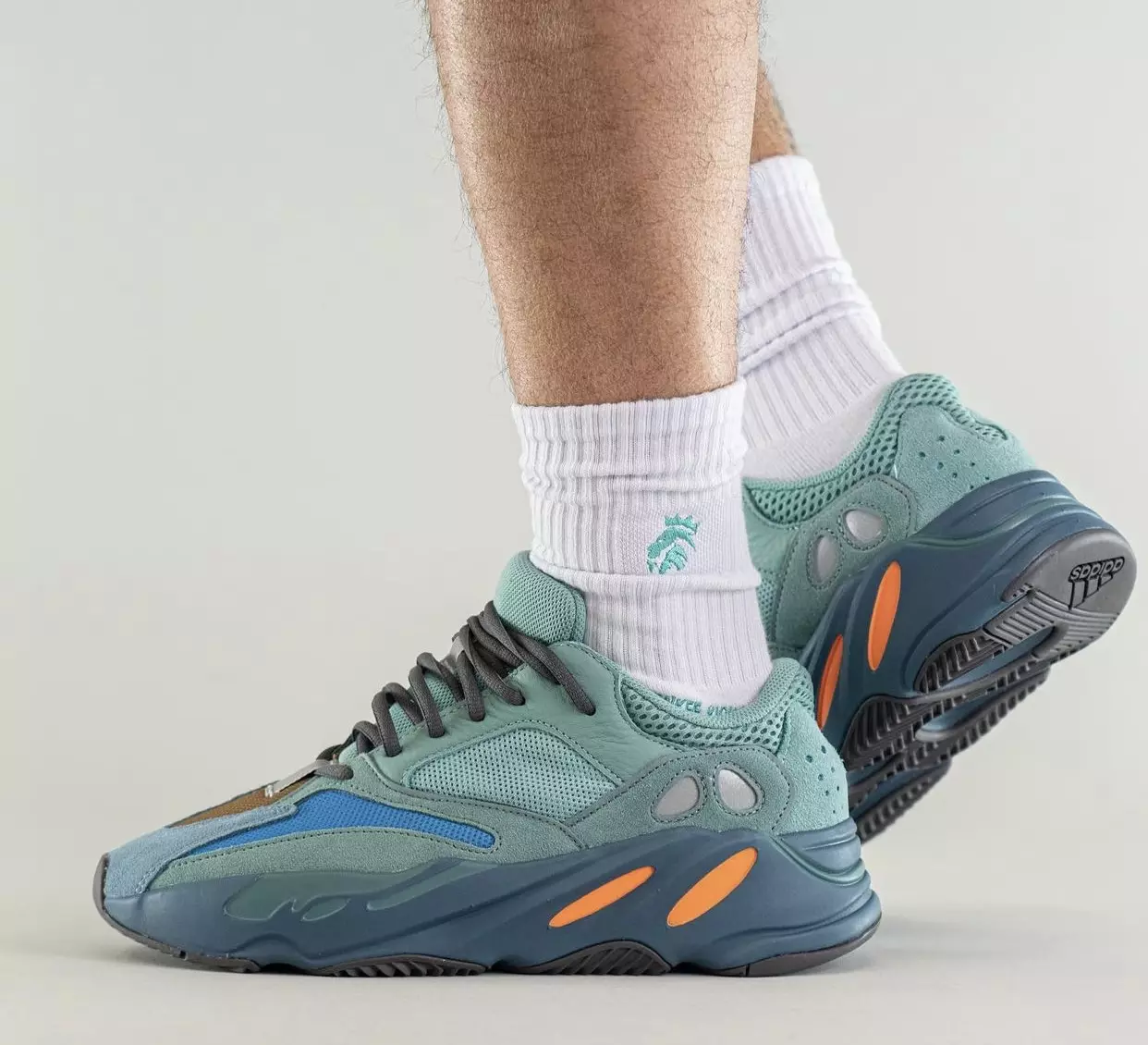 adidas Yeezy Boost 700 Faded Azure GZ2002 Releasedatum op de voeten