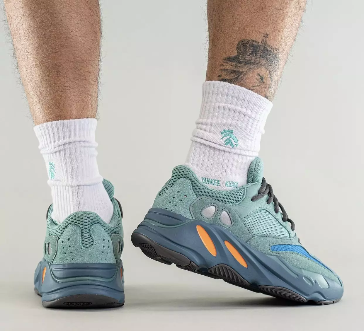 تاریخ عرضه آدیداس Yeezy Boost 700 Faded Azure GZ2002 روی پا